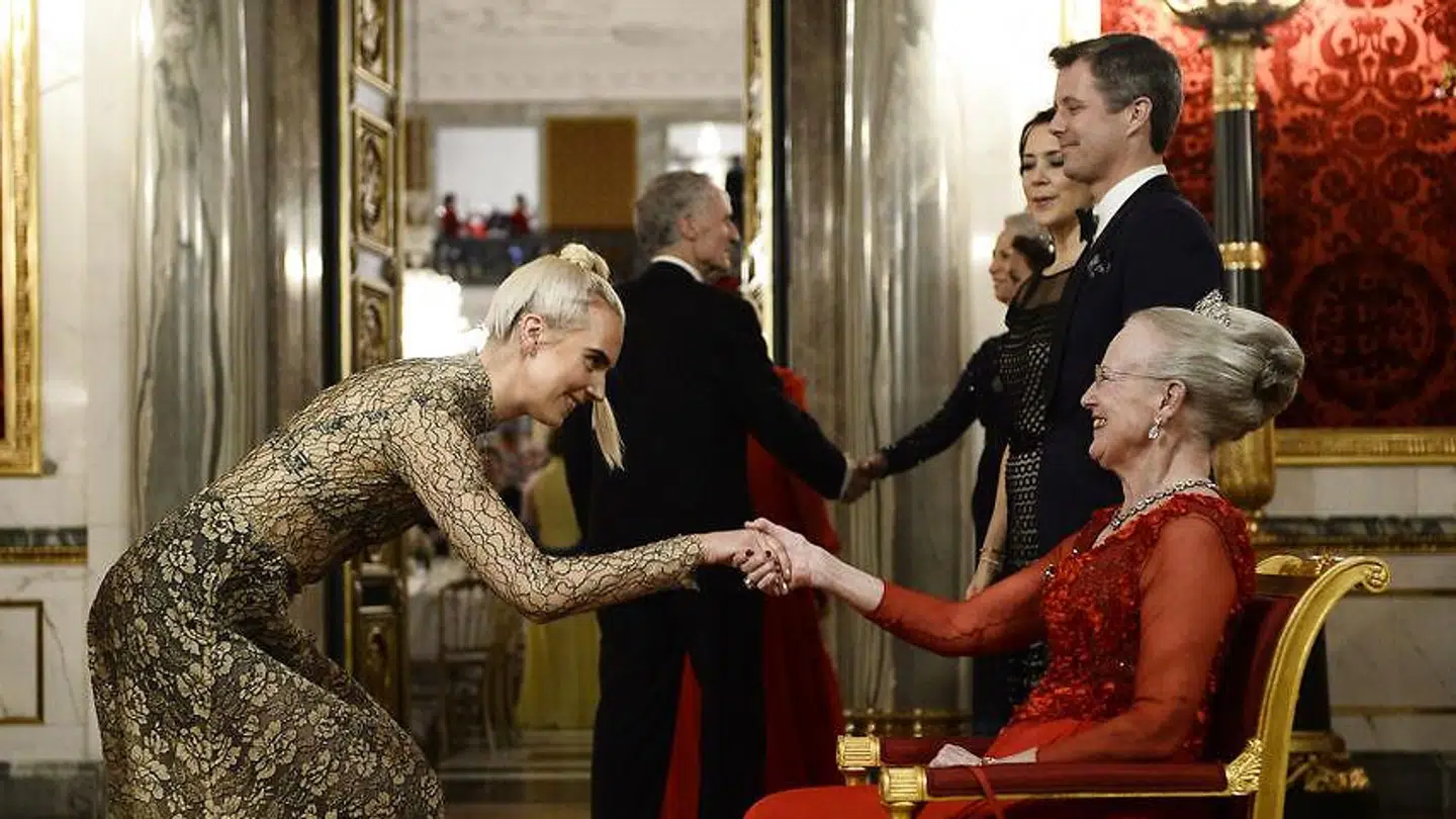 MØ var i 2016 inviteret til et aftenarrangement for kunst og kultur på Christiansborg Slot, hvor hun blandt andet hilste på dronning Margrethe.