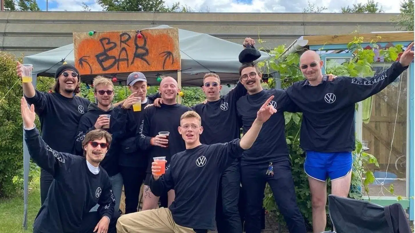 Da Hjalmer i 2020 fik aflyst en hel festivalsommer, og han og vennerne ikke kunne tage på Roskilde Festival, som de plejer, afholdt de i stedet Broskilde i en kolonihave i Odense. Det blev fem dage badet i sprit og kærlighed. Foto: Privat