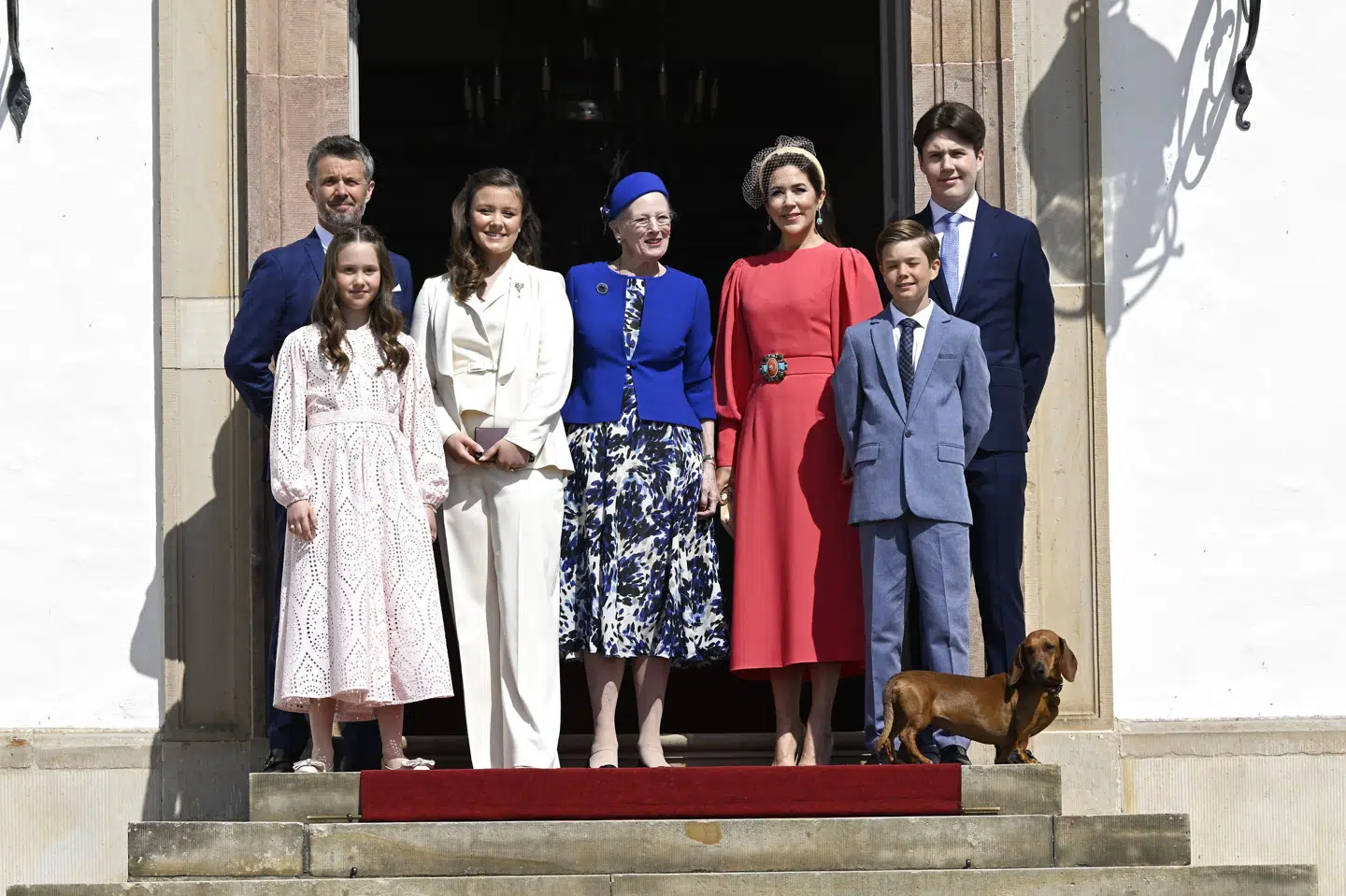 Prinsesse Isabella (nummer tre fra venstre) konfirmeres i Fredensborg Slotskirke lørdag. Her er hun omgivet af sine forældre, sine søskende og sin farmor, dronning Margrethe. Philip Davali/Ritzau Scanpix