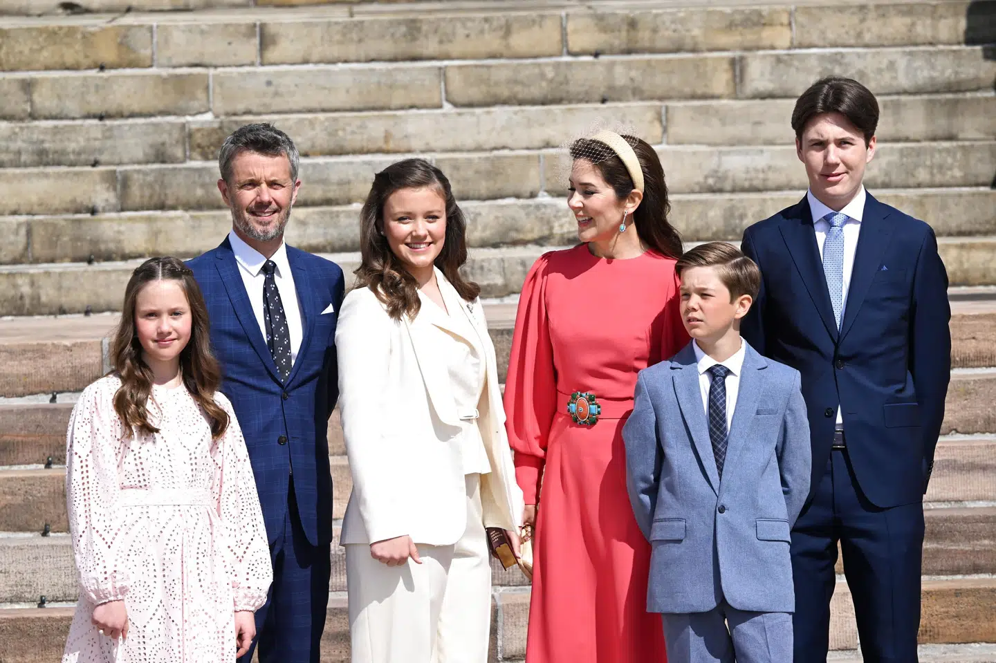 Lørdag er en stor dag for kronprinsparret, da parrets næstældste barn, prinsesse Isabella, skal konfirmeres. Fra venstre ses prinsesse Josephine, kronprins Frederik, prinsesse Isabella, kronprinsesse Mary, prins Vincent og prins Christian. Philip Davali/Ritzau Scanpix