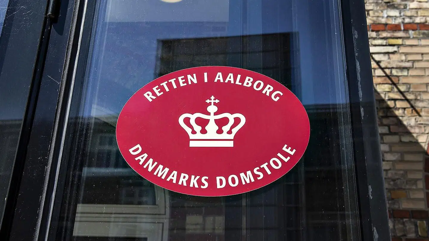 En 46-årig mand fra Tylstrup er varetægtsfængslet frem til 25. maj. Han er sigtet for ti forhold af hærværk og dødstrusler.