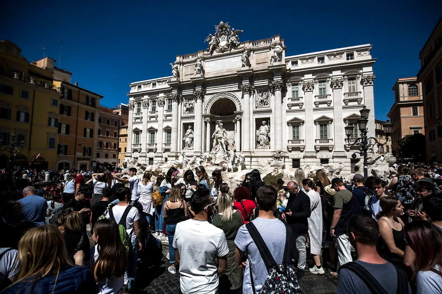 Turister foran Trevi-fontænen i Rom, hvor Fie og vennerne var på studietur