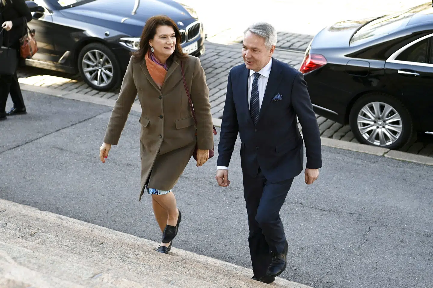 Finlands udenrigsminister, Pekka Haavisto (th), tager fredag i Helsinki imod sin svenske kollega, Ann Linde. Nato og medlemskab er den store overskrift for deres møde. Lehtikuva/Reuters