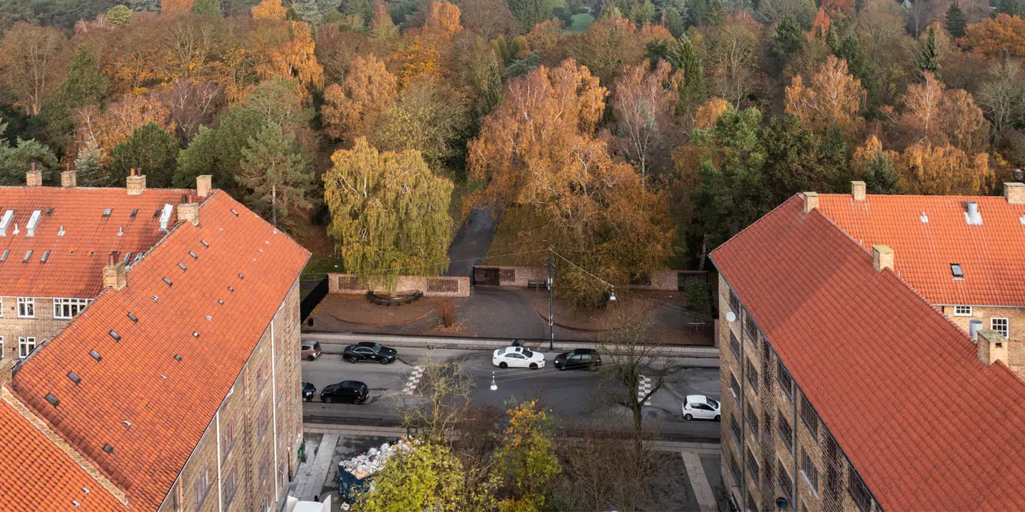 Pladsen ved Skoleholdervej ses her fra luften. Kirkemuren er trukket tilbage fra vejen og skaber en naturlig sti indtil Kirkegården på den anden side. Foto: Astrid Maria Rasmussen