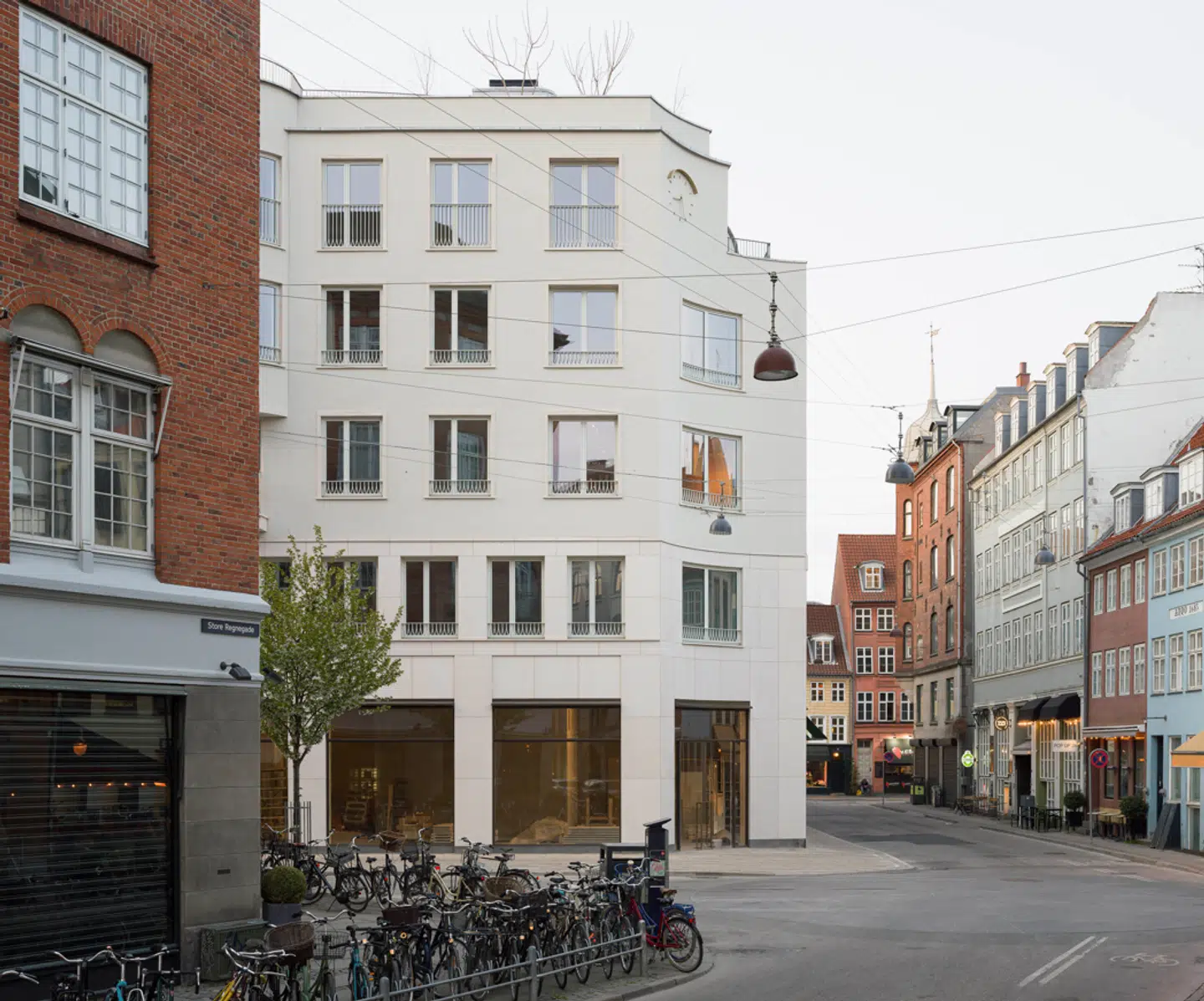 Holger Dahl er meget begejstret for nybyggeriet på den hidtil tomme plads på Ny Østergade 30. Foto: Hampus Berndtson