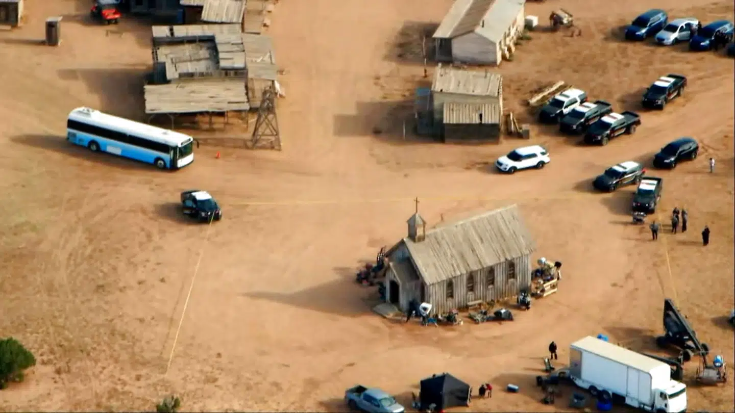 Her ses politiet være til stede ved filmsettet ved Bonanza Creek Ranch torsdag i sidste uge.