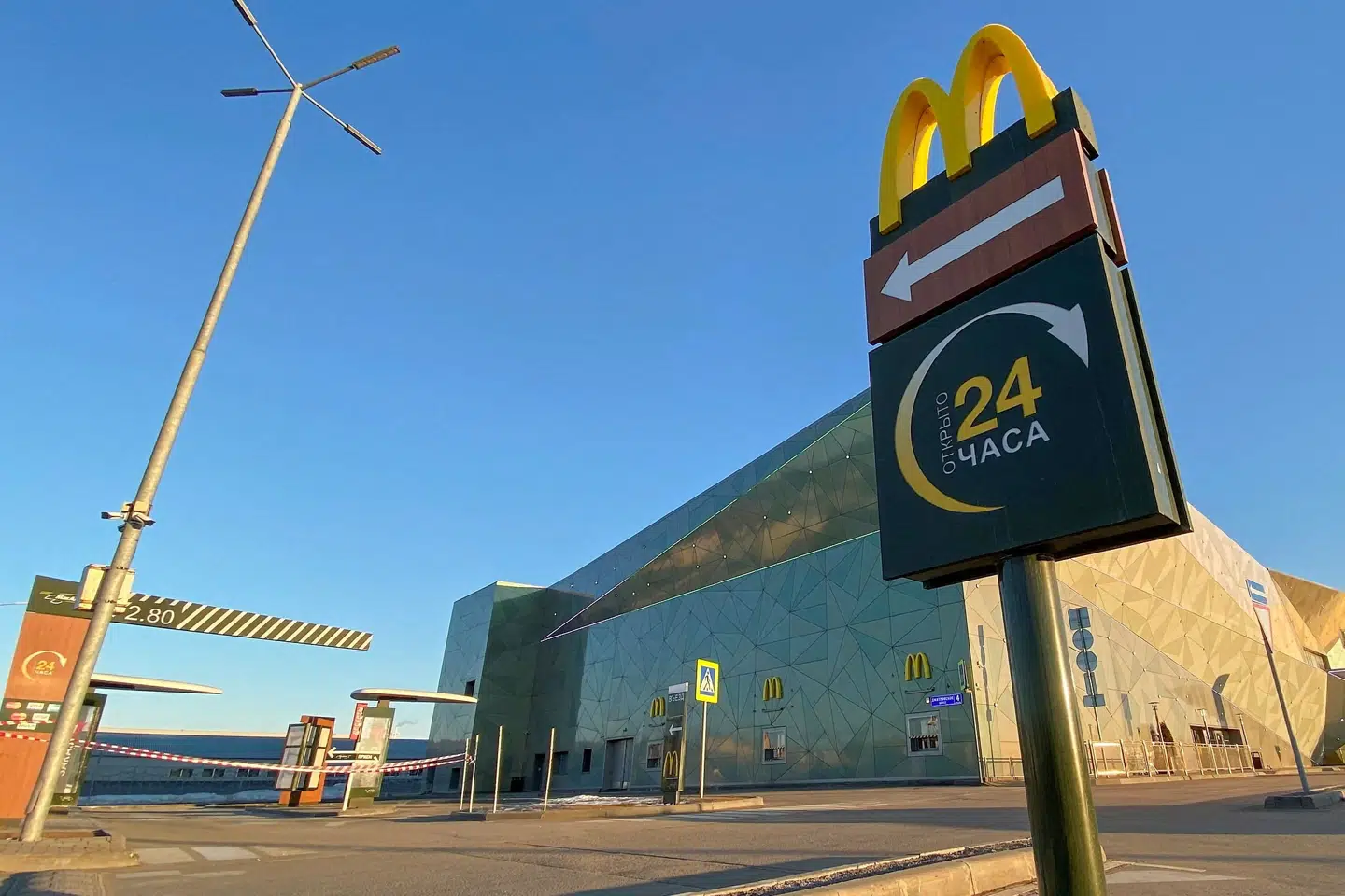 McDonald's havde 847 restauranter i Rusland ved udgangen af 2021. Få uger efter Ruslands invasion af Ukraine besluttede burgerkæden midlertidigt at lukke dem alle. Foto er fra Moskva-regionen. Reuters/Reuters