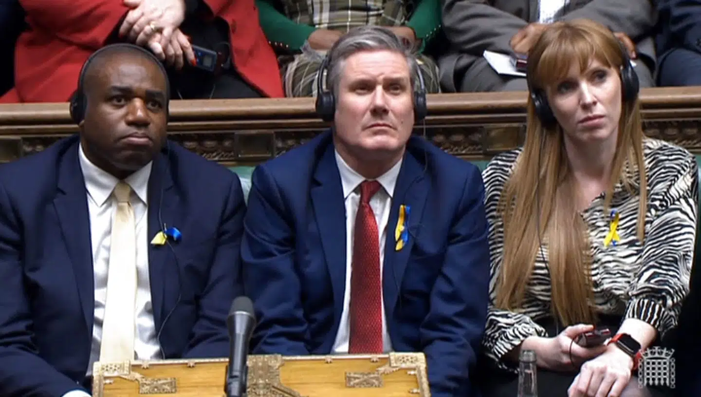 Labourpolitikeren Angela Rayner er blevet beskyldt for at forsøge at distrhere Boris Johnson ved at krydse og afkrydse sine ben. beskylkdningerne har skabt stor røre.