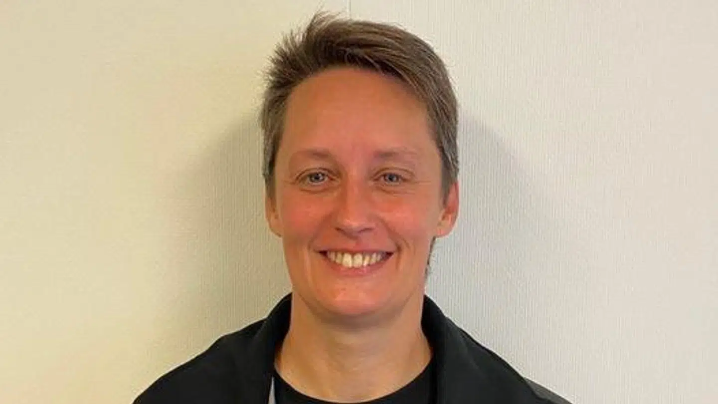 Selvom Lonni Schæffer som elektrikerlærlig stadig er ny i faget, har hun en masse erfaring fra sin tid som sosu-hjælper, sæsonarbejder og lagermedarbejder. Nu kan hun mærke, hun er landet på den rette hylde. Foto: Privat