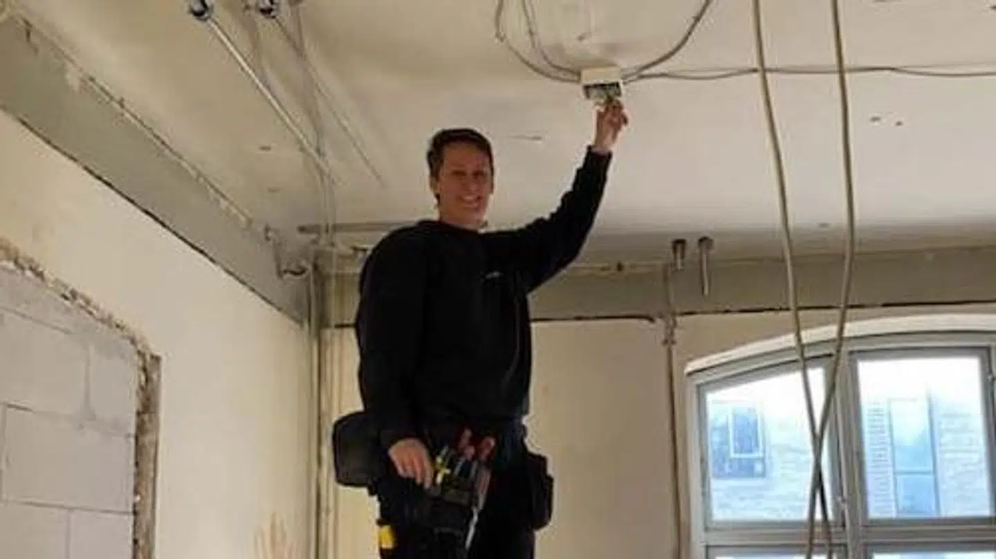 Lonni Schæffer sprang som 43-årig ud i en helt ny uddannelse. Og om få år har hun fået opfyldt sin drøm om at blive elektriker. Privatfoto.