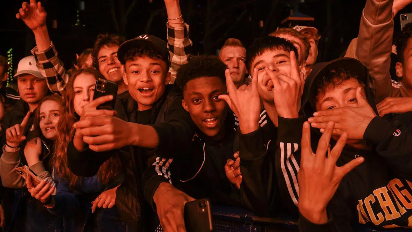 Publikum til Artigeardit på plænen i Tivoli under Fredagsrock fredag den 22. april 2022.