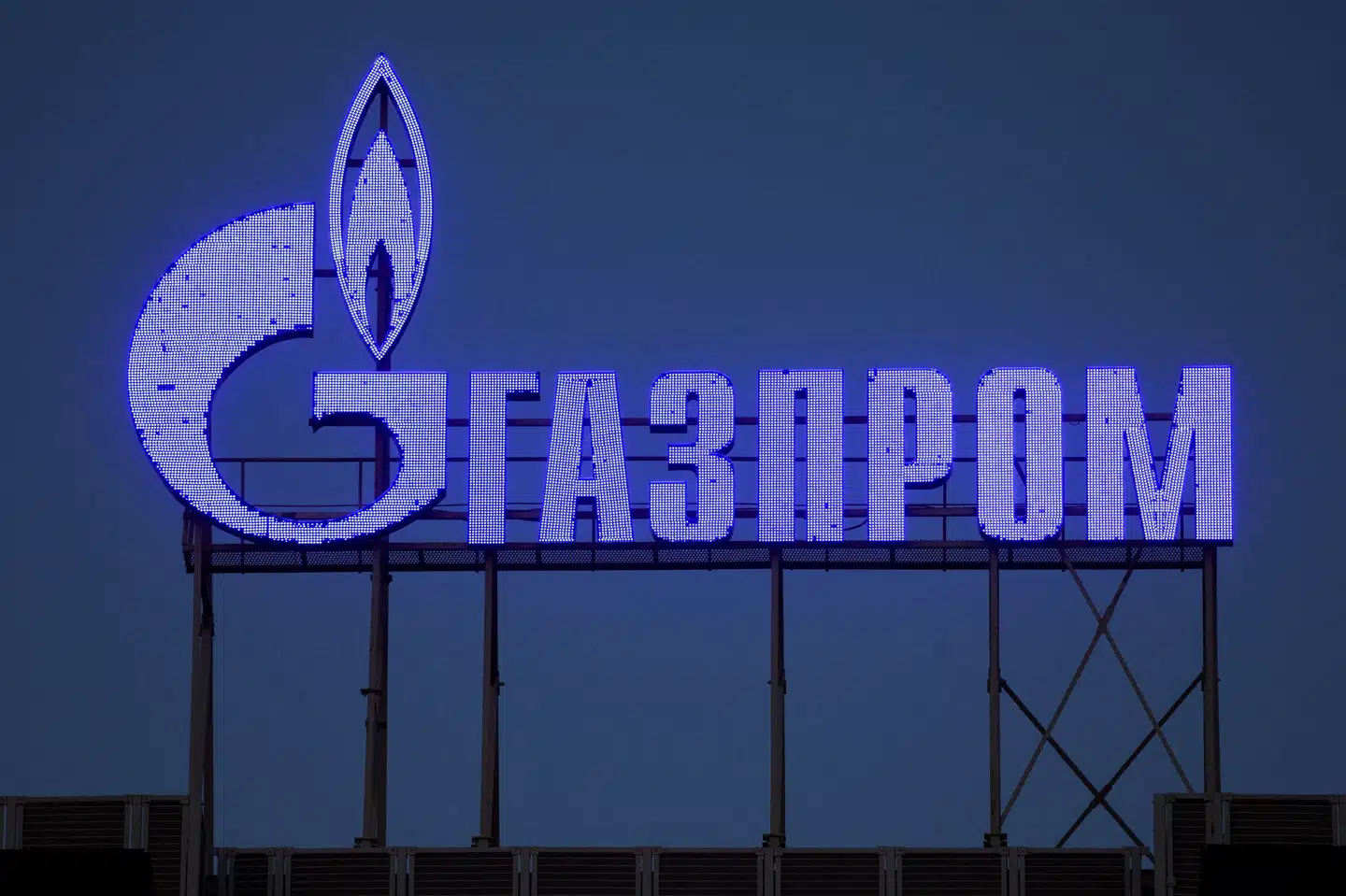 Gazproms logo på toppen af en bygning i den russiske by Skt. Petersborg. Reuters/Reuters