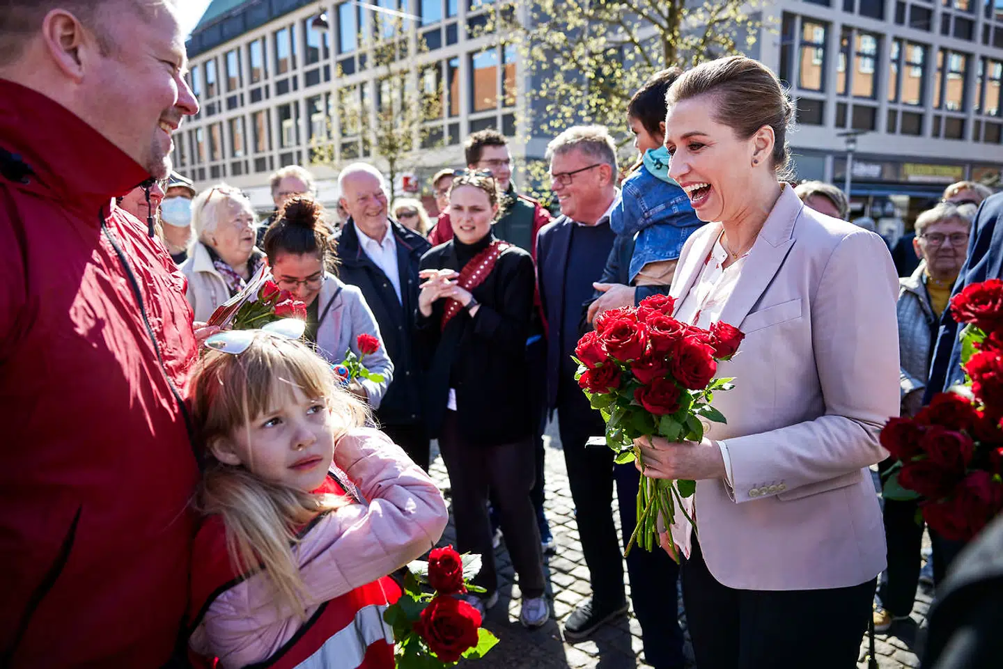 Statsminister Mette Frederiksen (S) deler valgmateriale ud, i forbindelse med valget om forsvarsforbeholdet, på Rådhustorvet i Randers lørdag den 23. april 2022.. (Foto: Mikkel Berg Pedersen/Ritzau Scanpix)