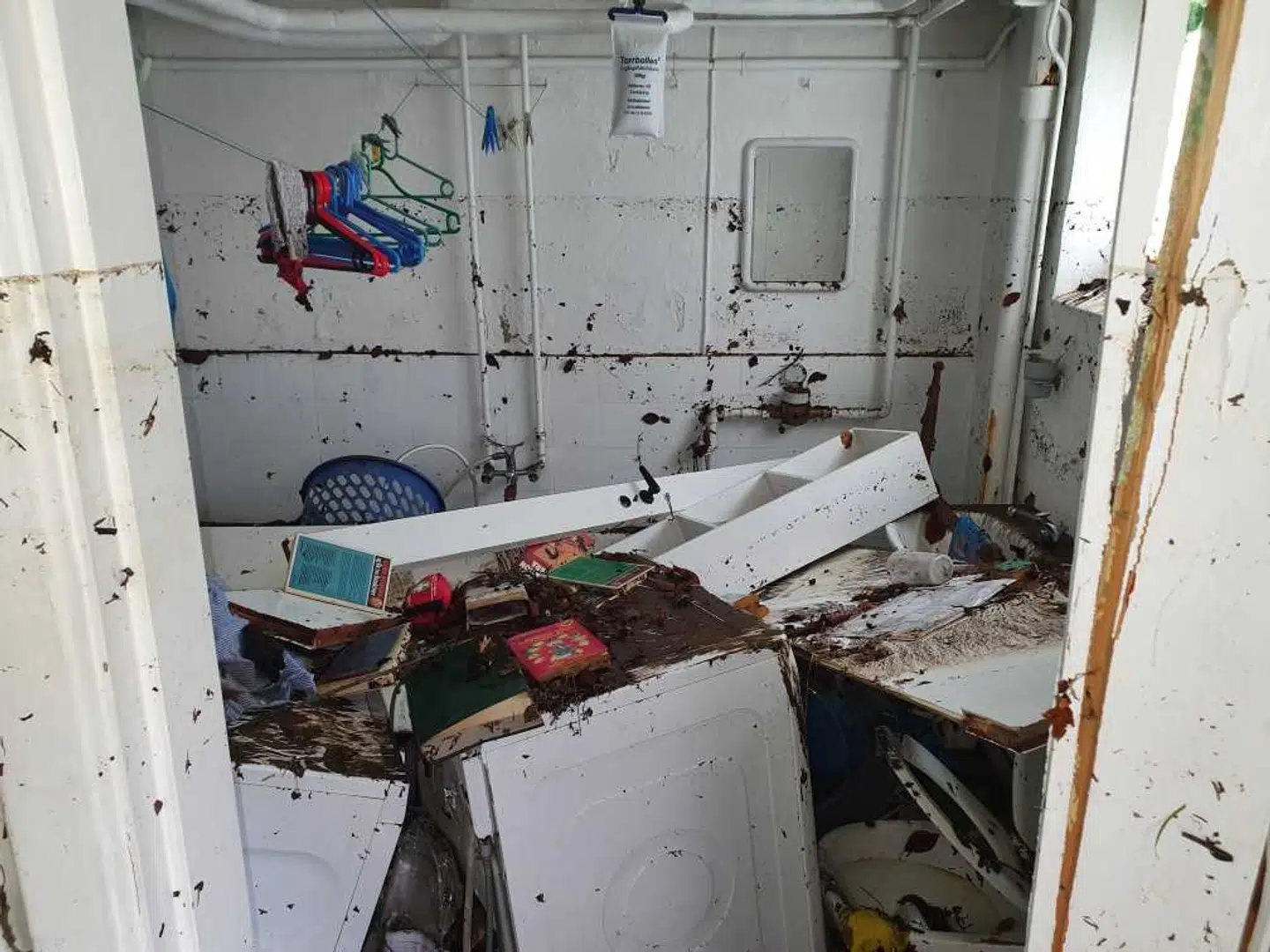 En vandret linje på dør og væg viser, hvor højt vandet stod under oversvømmelsen. Privatfoto