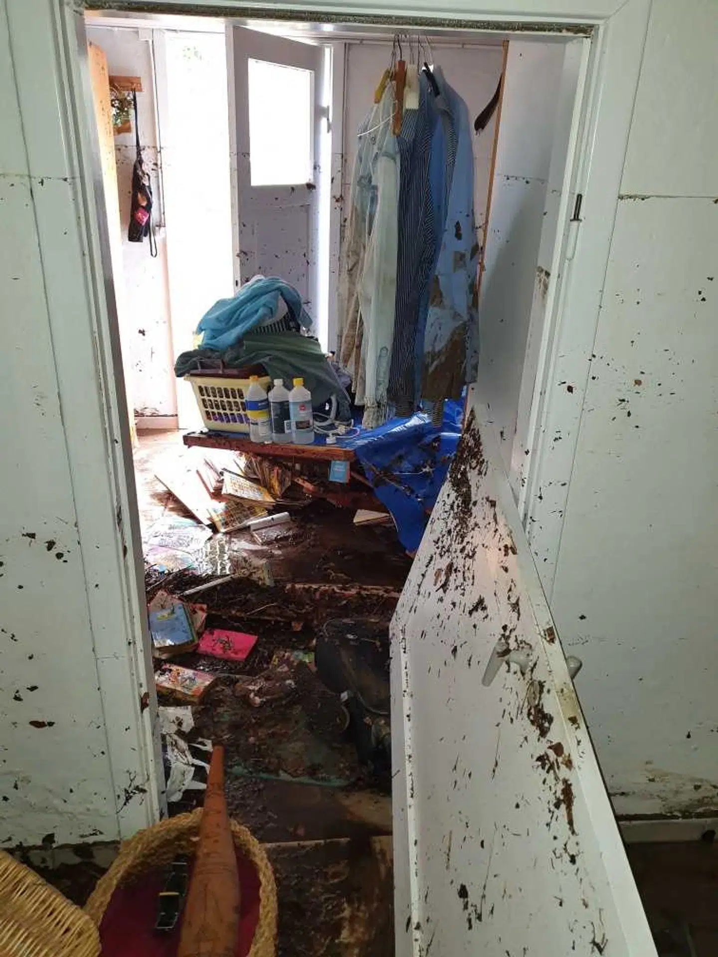 Døren i kælderen har givet efter for vandtrykket, hvorefter vandet har smadret inventaret. Privatfoto
