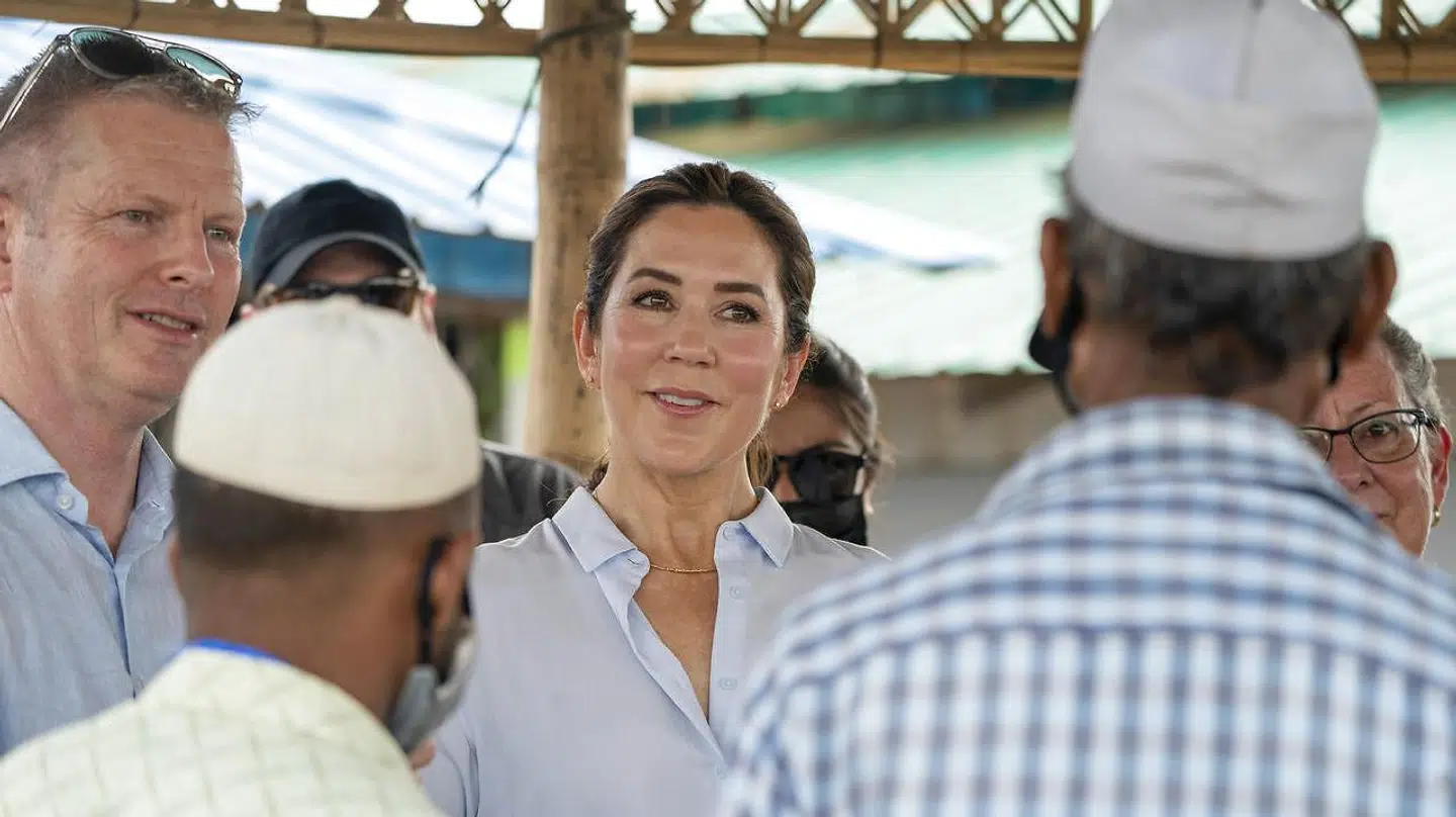 Kronprinsesse Mary og udviklingsminister Flemming Møller Mortensen besøger flygtningelejren ved Cox Bazar i Bangladesh. Det var den høje mand, der ikke ville give hånd til kronprinsesse Mary.