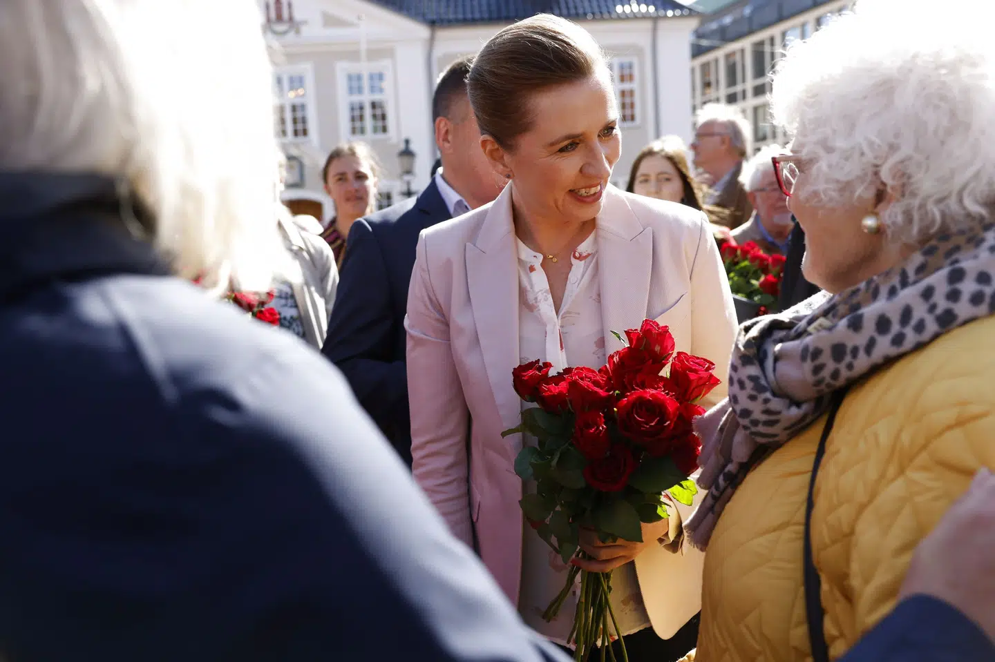 Statsminister Mette Frederiksen (S) ønsker skattefrie checks til folkepensionister og førtidspensionister som følge af stigende priser, skriver Børsen. (Arkivfoto). Mikkel Berg Pedersen/Ritzau Scanpix