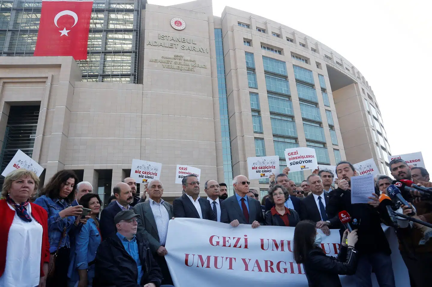 Advokater, oppositionspolitikere og støtter af Osman Kavala var mandag samlet ved den domstol i Istanbul, der afgjorde den fængslede systemkritikers skæbne. Kavala er dømt til fængsel på livstid for sin rolle i landsdækkende demonstrationer i Tyrkiet i 2013, der udsprang i Gezi-parken i Istanbul. På banneret står: Gezi er håb. Håb kan ikke dømmes. Dilara Senkaya/Reuters