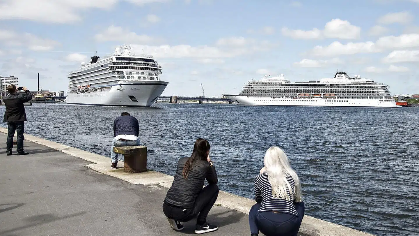For første gang nogensinde var der onsdag d. 24. maj dobbeltanløb af 2 store krydstogtskibe ved havnefronten i Aalborg. Det var de 2 krydstogtskibe Viking Sky og Viking Sea fra det norske rederi Viking Ocean Cruises der krydsede hinanden henholdsvis på vej ind og på vej ud fra Honnørkajen. Her er Viking Sky på vej ind th. og Viking Sea er på vej ud. (Foto: Henning Bagger/Scanpix 2017)