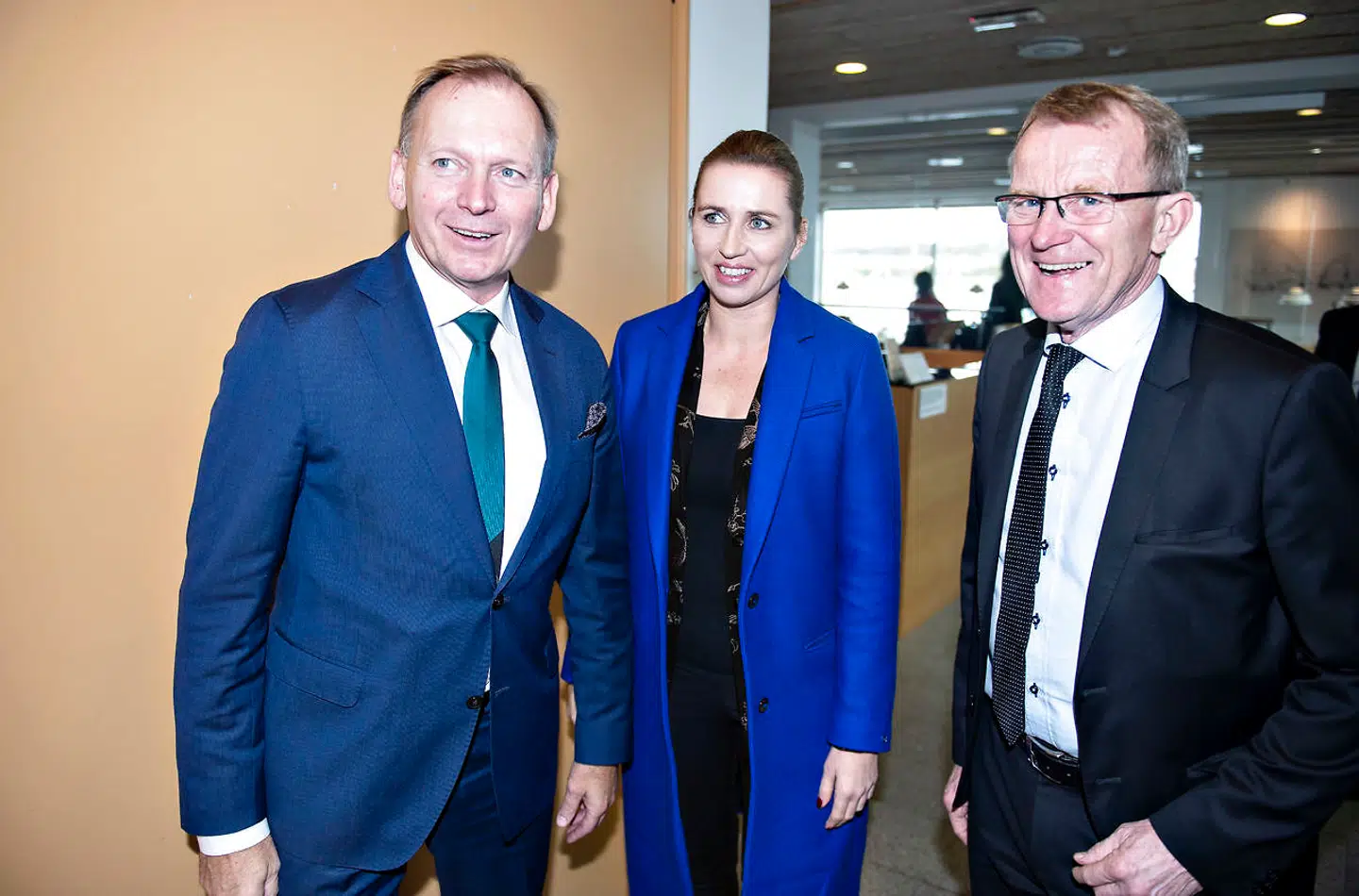 Statsminister Mette Frederiksen i 2019 ved Aalborg Portlands 130 års jubilæum på Utzon Centret i Aalborg. Et år tidligere udtalte statsministeren, at »jeg kommer til at hægte mig fast på Portland, før nogen får lov til at lukke det«. Til venstre administrerende direktør for Aalborg Portland Michael Lundgaard Thomsen.