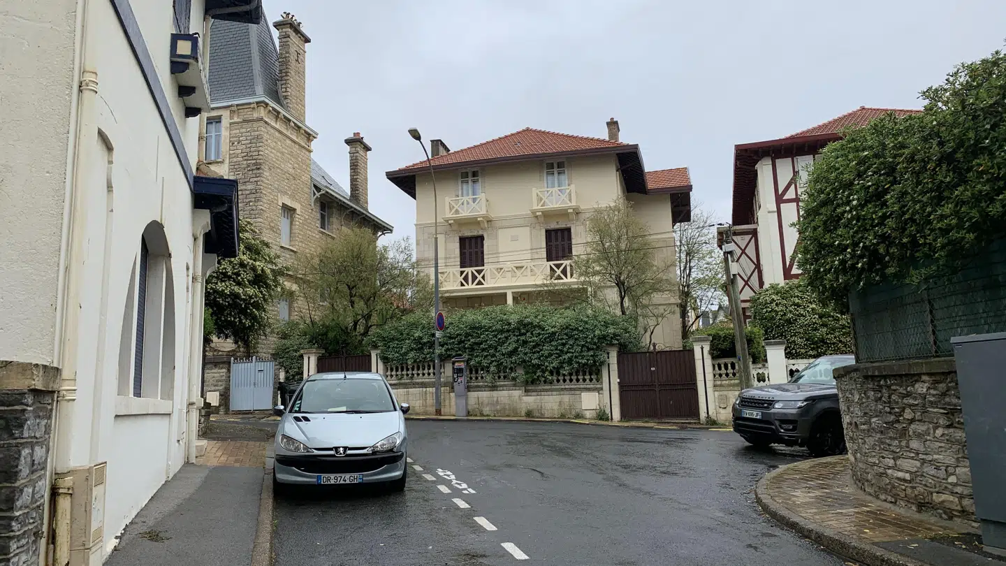 Putin-familiens hus med de gule vægge og røde tag på Rue de la Frégate i det centrale Biarritz.