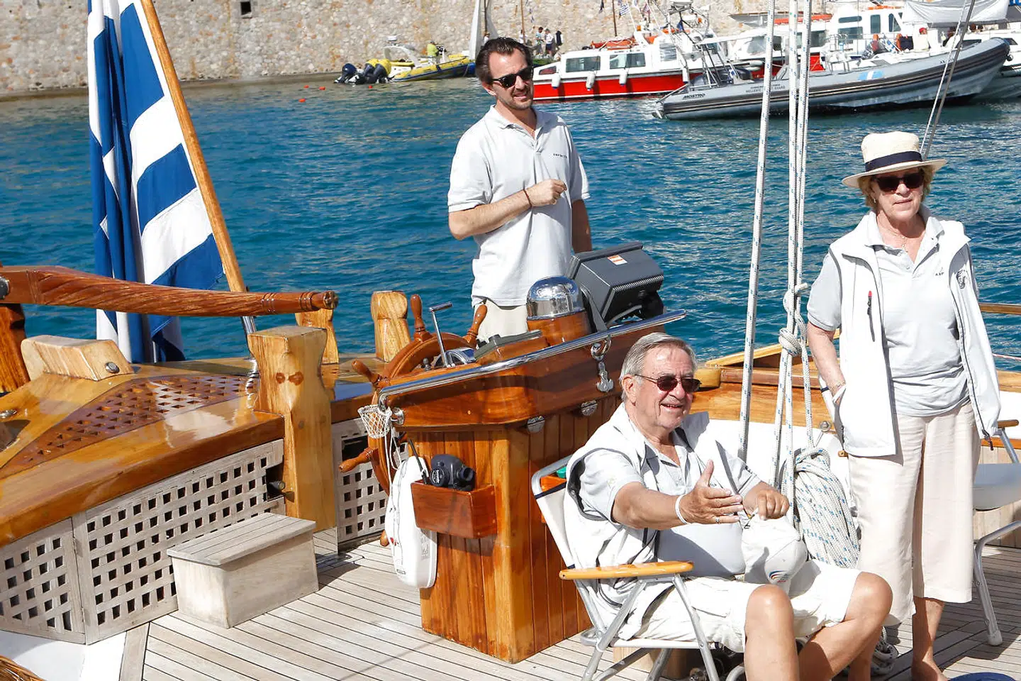 Kong Konstantin og dronning Anne-Marie sammen med deres søn prins Nikolaos om bord på deres græske lystyacht. All Over Press