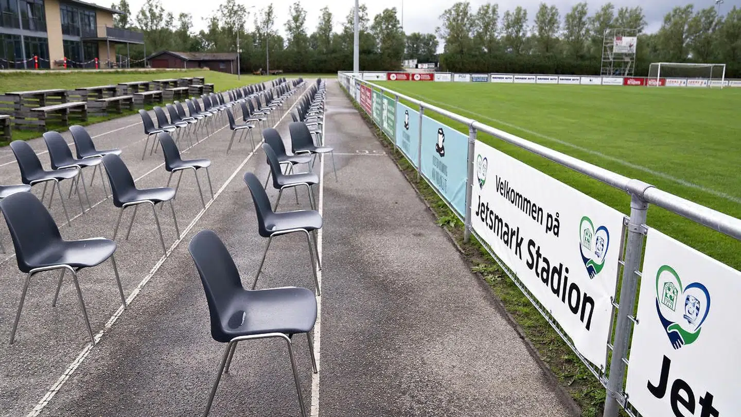 Jetsmark Stadion i Pandrup, hjemsted for Jammerbugt FC i NordicBet Liga. Flere lokale kæmper hver uge for at klargøre stadion til kamp, men mener – ifølge B.T.s oplysnigner – de mangler hjælp fra klubejer Klaus Dieter Müller.