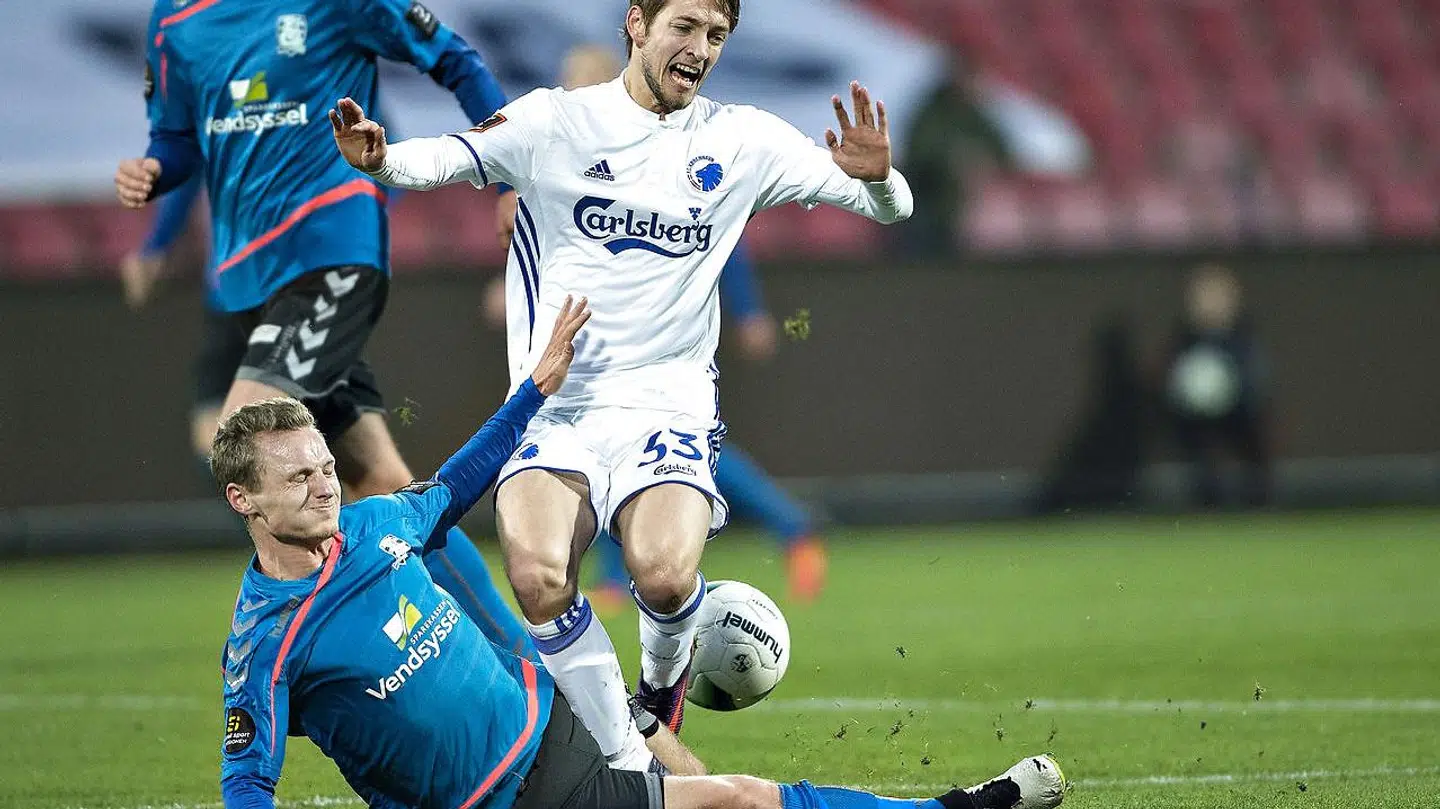 Jammerbugt FC har flere gange spillet kampe mod de allerstørste klubber i pokalen – her i 2016 mod FCK – hvor stammen var udgjort af lokale. Bl.a. Christian Rye, som her ses i glidende takling. Men både Rye og flere andre lokale er 'flygtet' fra klubben.