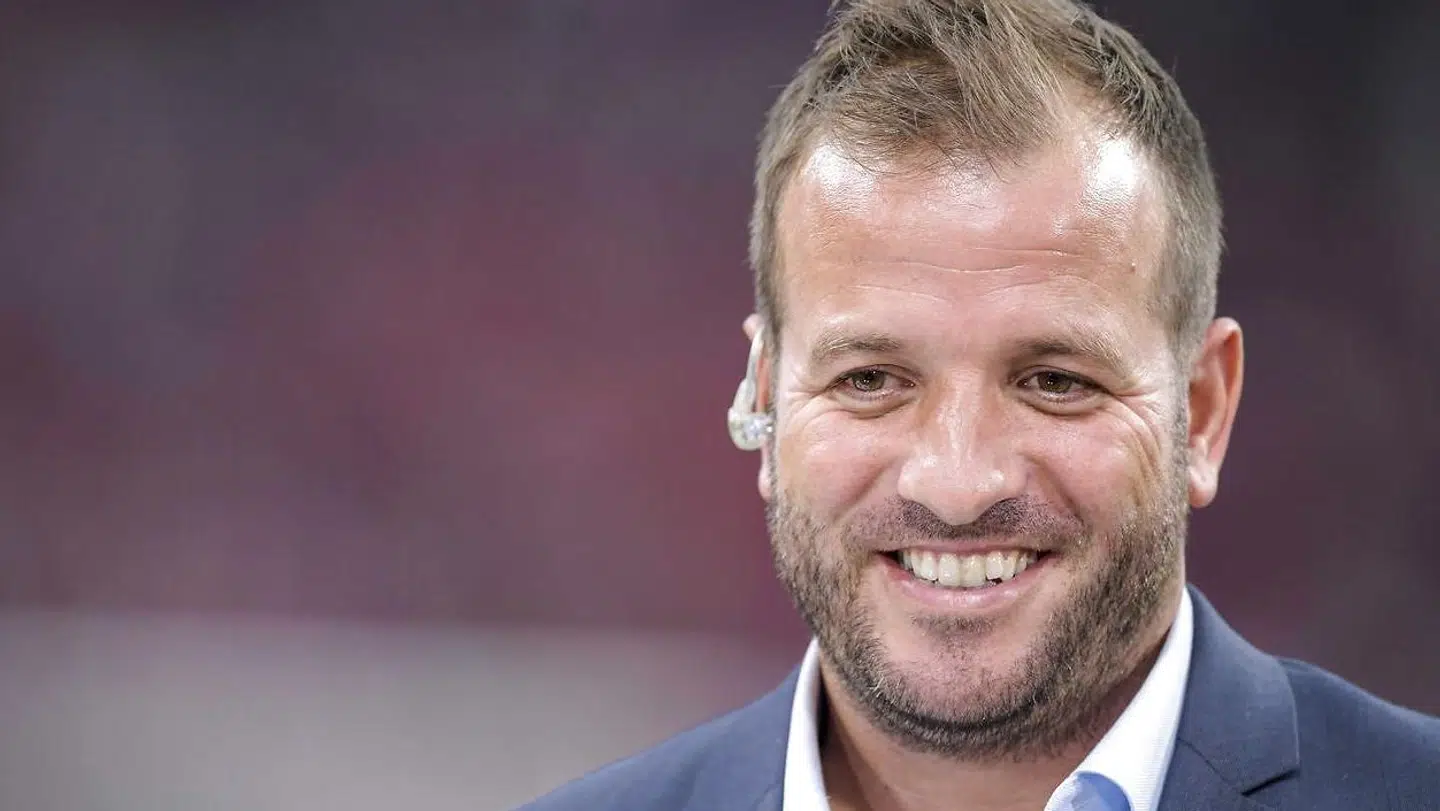Rafael van der Vaart, hollandsk legende, der i dag er i indædt nedrykningskamp med sin klub Esbjerg, hvor han er hjælpetræner, mod Jammerbugt FC. Begge klubber har sammenlignelige udfordringer uden for banen.