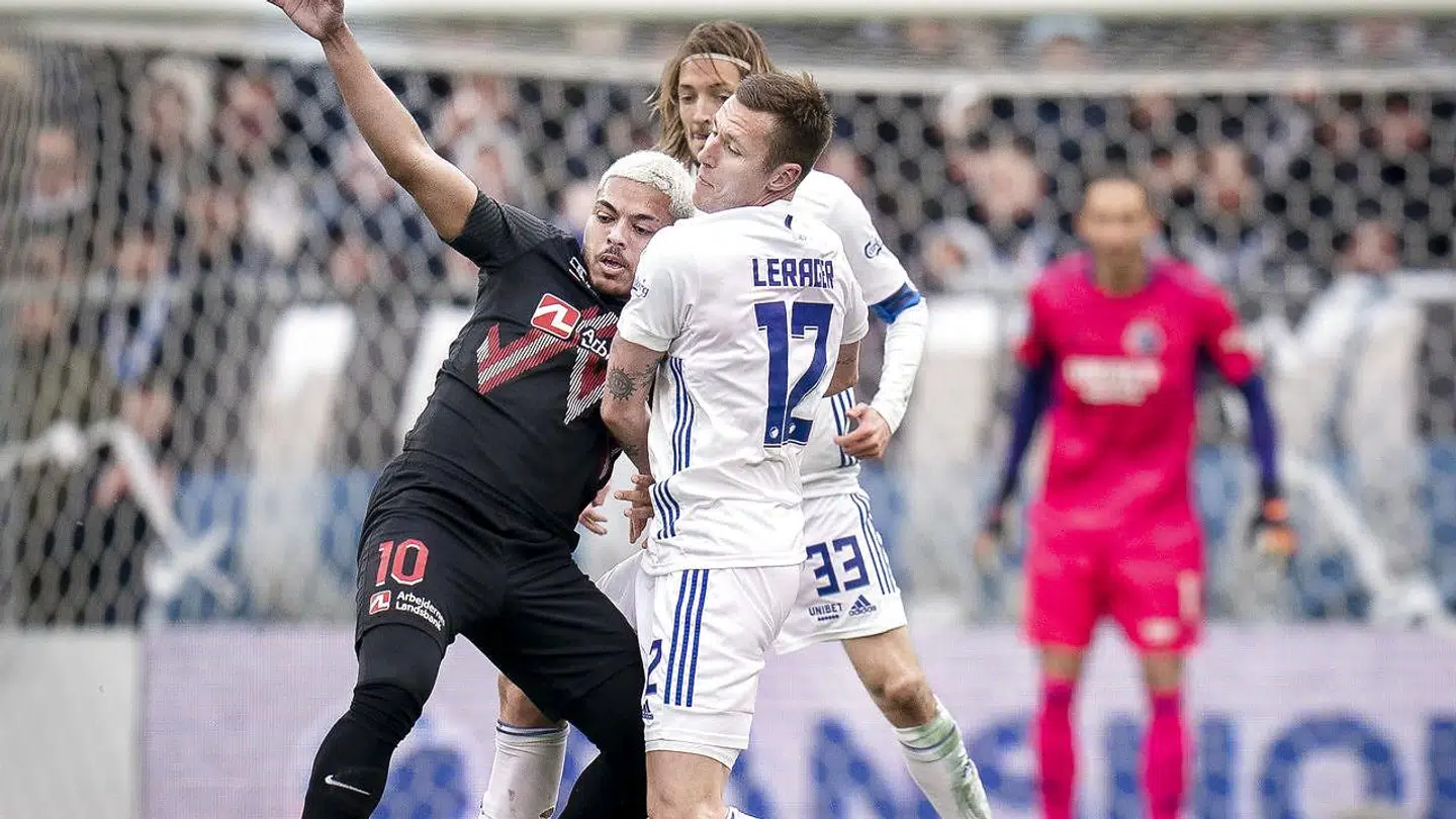 Ved søndagens guldbrag mellem FCK og FCM var der tydelige grønne affarvninger på FCK-spillernes tøj. Ifølge en ekspert i banepleje kan det være resultatet af, at man har farvet græstæppet eller underlaget i Parken.