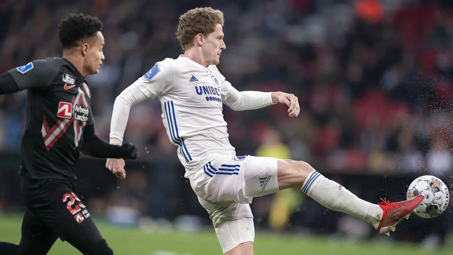 Ved søndagens guldbrag mellem FCK og FCM var der tydelige grønne affarvninger på FCK-spillernes tøj. Ifølge en ekspert i banepleje kan det være resultatet af, at man har farvet græstæppet eller underlaget i Parken.