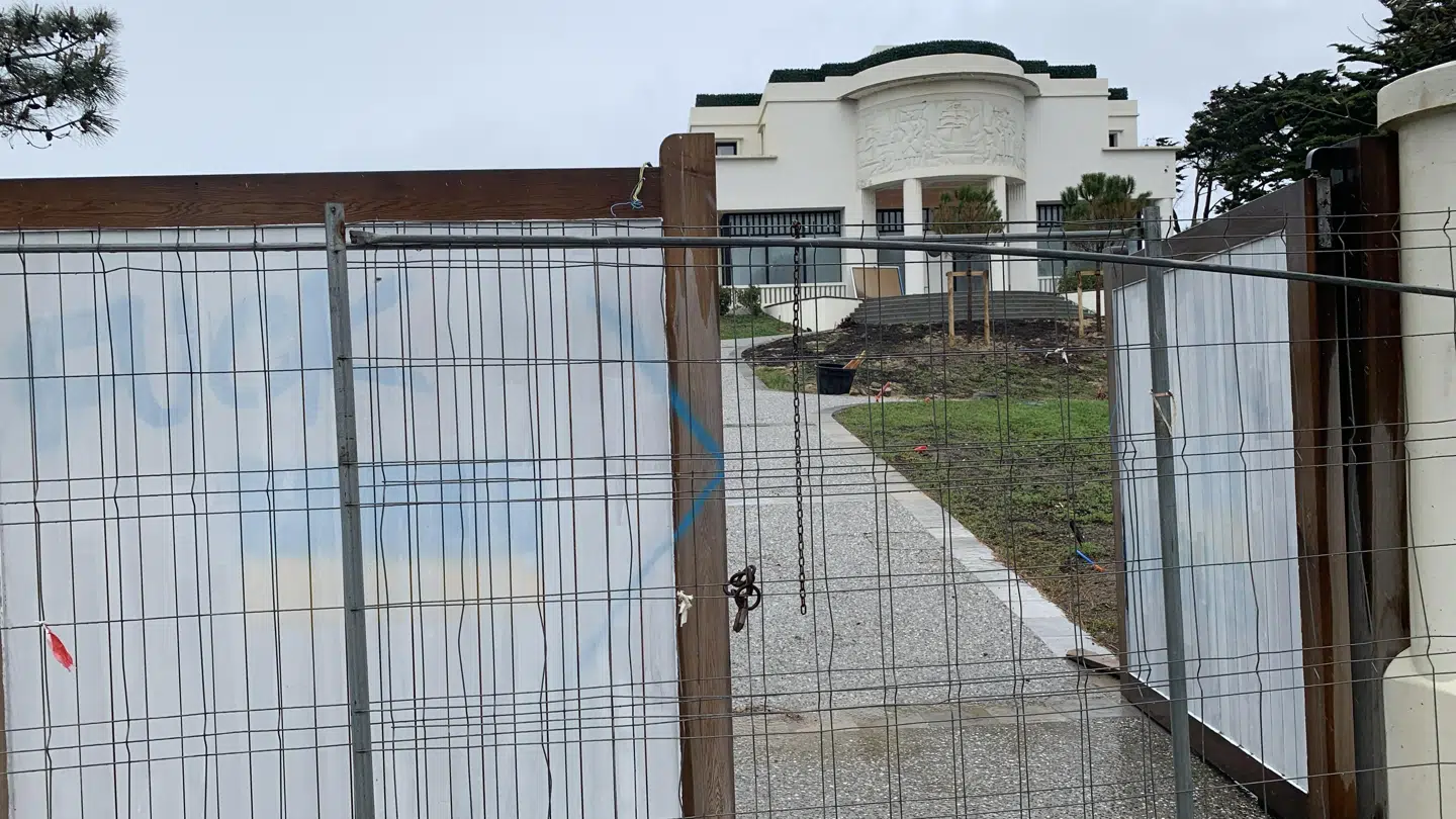 En bolig med forbindelse til den russiske præsident Putin i Biarritz har fået påmalet ukrainske flag og engelske bandeord.