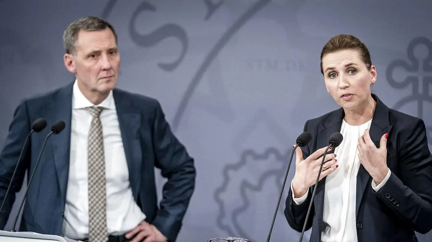 Claus Hjort Frederiksen mener, at sigtelsen mod ham må stamme fra Justitsministeriet eller Statsministeriet. Statsminister Mette Frederiksen har ikke ønsket at udtale sig. Justitsminister Nick Hækkerup nægter at have haft noget med sigtelsen at gøre.
