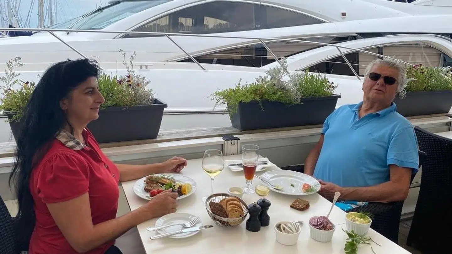 Selv om de bor i Schweiz, så kommer de stadig jævnligt til Danmark. Her ses Susan Astani og Christian Kjær i juli på Rungsted Havn.