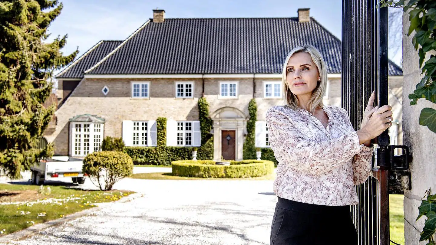 Janni Ree ved sit hus i Vedbæk.