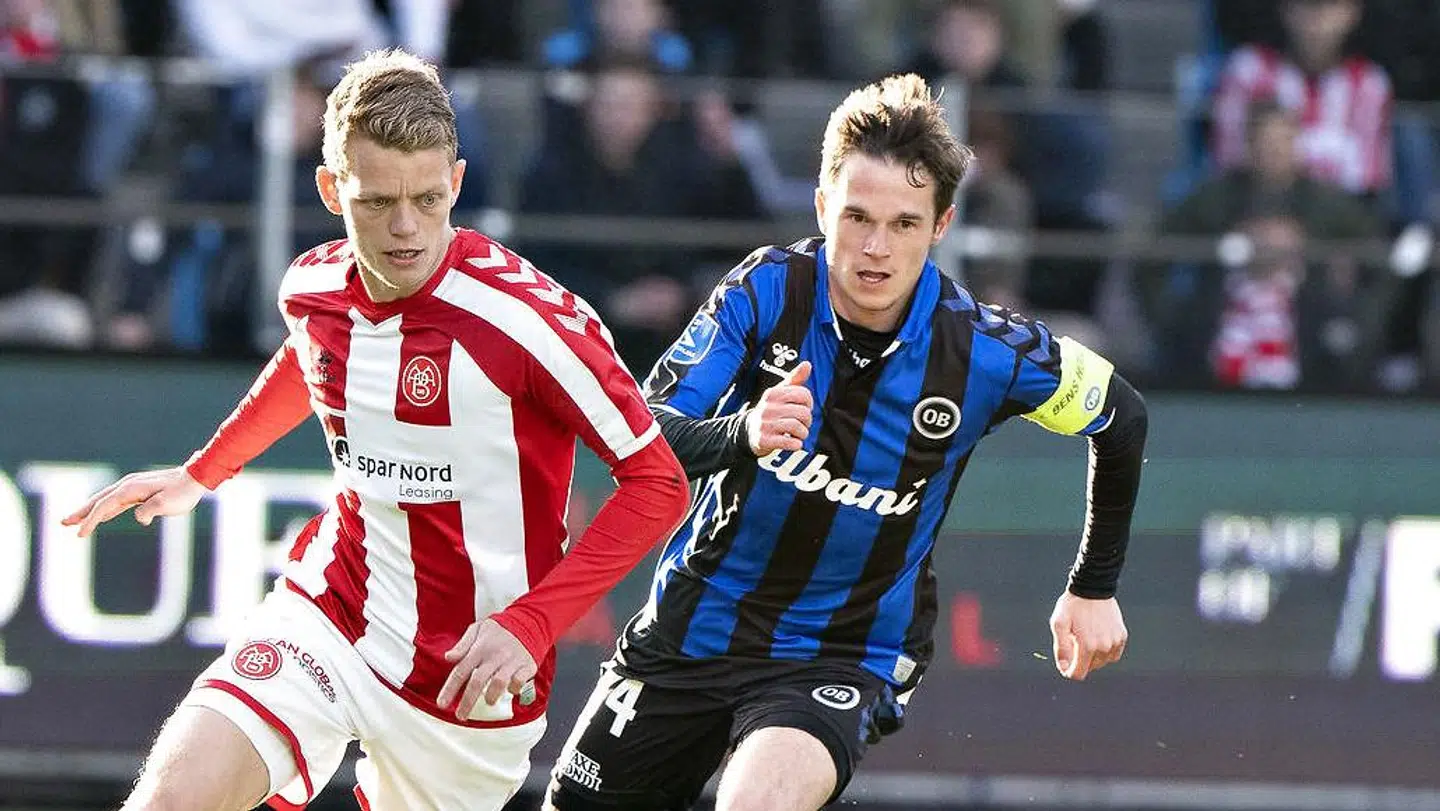 Jens Jakob Thomasen jagter AaBs Kasper Kusk. Nu skal han på jagt efter en ny klub, da han forlader OB til sommer.