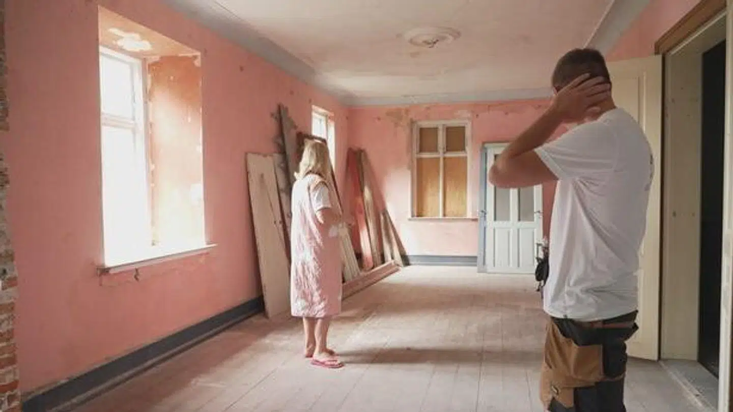 Det 131 år gamle hus er faldefærdigt indvendigt som ude. Så det er et noget større projekt, end Sofie Linde først havde regnet med.