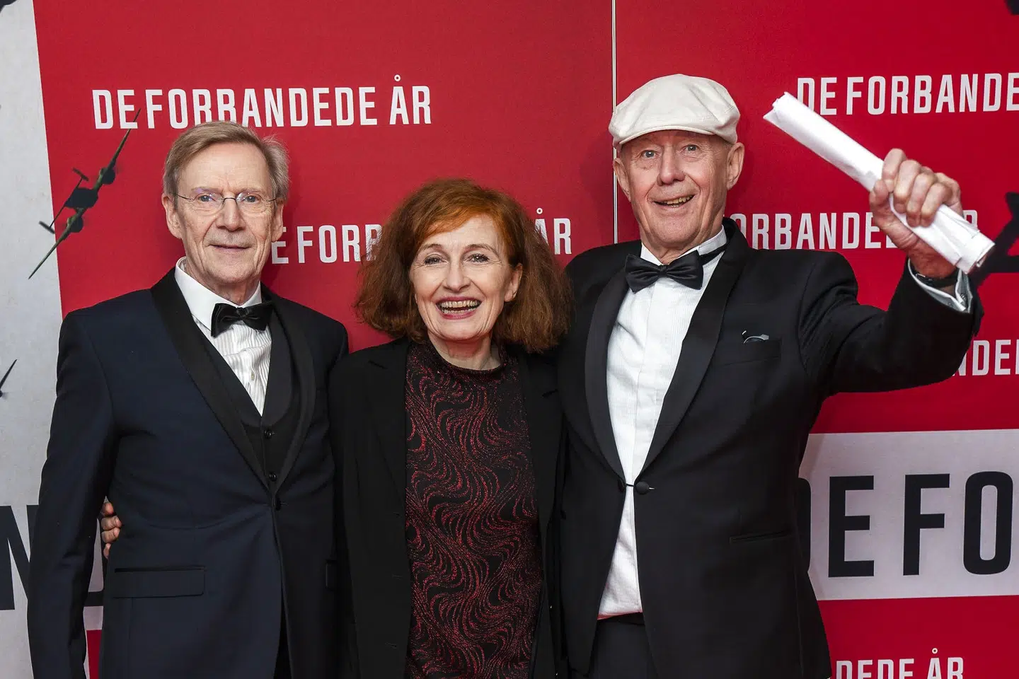 Jesper Christensen (th.) og Bodil Jørgensen er centrum i filmen De forbandede år 2, der har premiere torsdag. Her ses de med filmens instruktør, Anders Refn, til gallapremiere på den første af hans to film om besættelsen, De forbandede år, der havde premiere i 2020. Martin Sylvest/Ritzau Scanpix