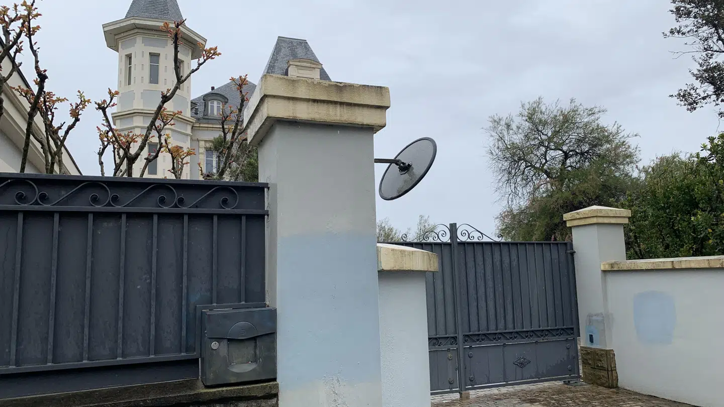 En villa med forbindelse til Putins datter har været udsat for hærværk i franske Biarritz. Her er hærværket blevet malet over.