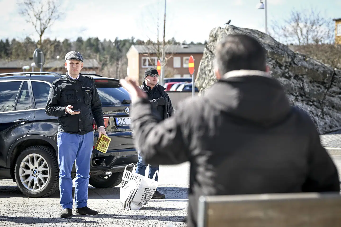 Rasmus Paludan fik i oktober 2020 svensk statsborgerskab og dermed mulighed for også at stille op til valg i Sverige. Her ses han på det, han har kaldt en valgturné, i Stockholm-forstaden Rinkeby i sidste uge. 10060 Henrik Montgomery/TT/Ritzau Scanpix