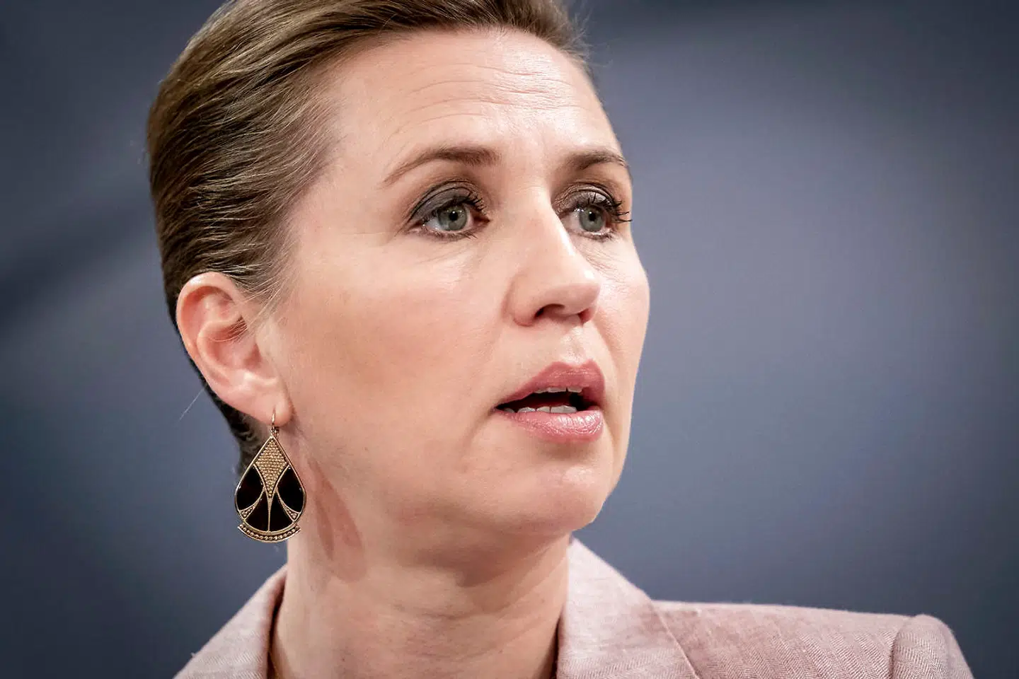 Statsminister Mette Frederiksen (S) under pressemøde om regeringens reformudspil Danmark kan mere II i Spejlsalen i Statsministeriet tirsdag den 19. april 2022. Udspillet handler blandt andet om hvordan Danmark kan accelerere den grønne omstilling og hurtigere blive uafhængig af russisk gas.. (Foto: Mads Claus Rasmussen/Ritzau Scanpix)