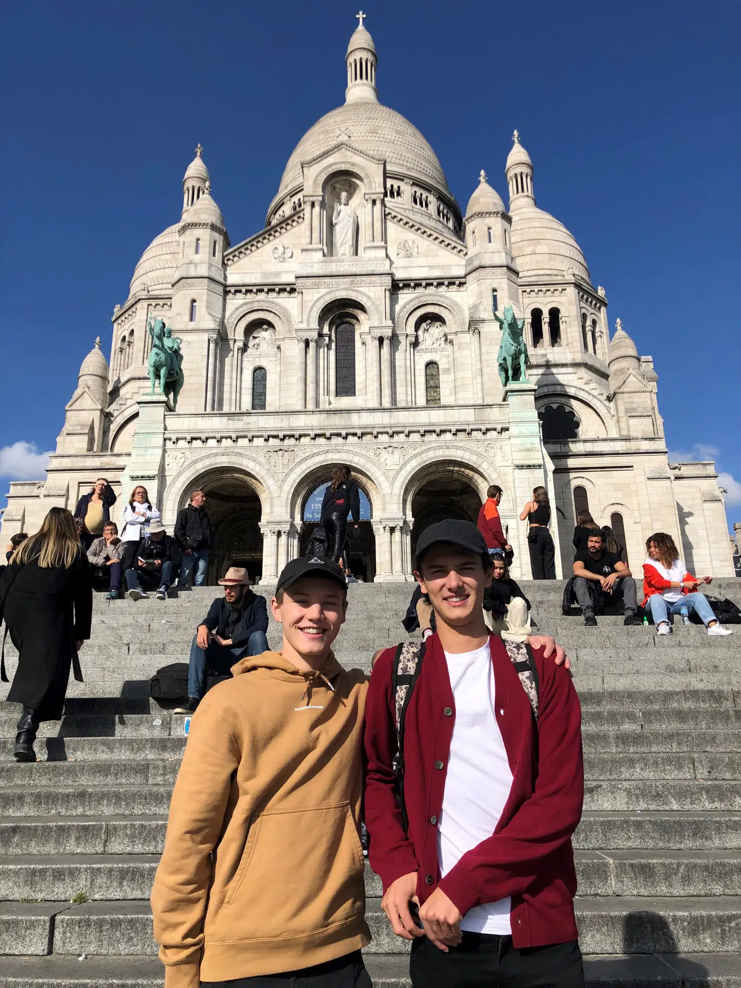 Prins Nikolai og prins Felix besøgte sammen Sacré-Cœur i Paris.