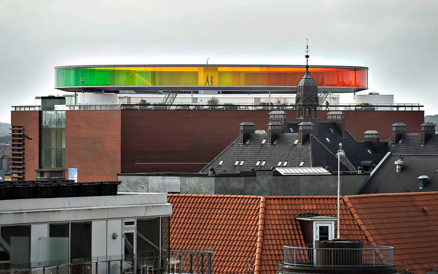 'Your Rainbow Panorama' på toppen af ARoS Kunstmuseum.