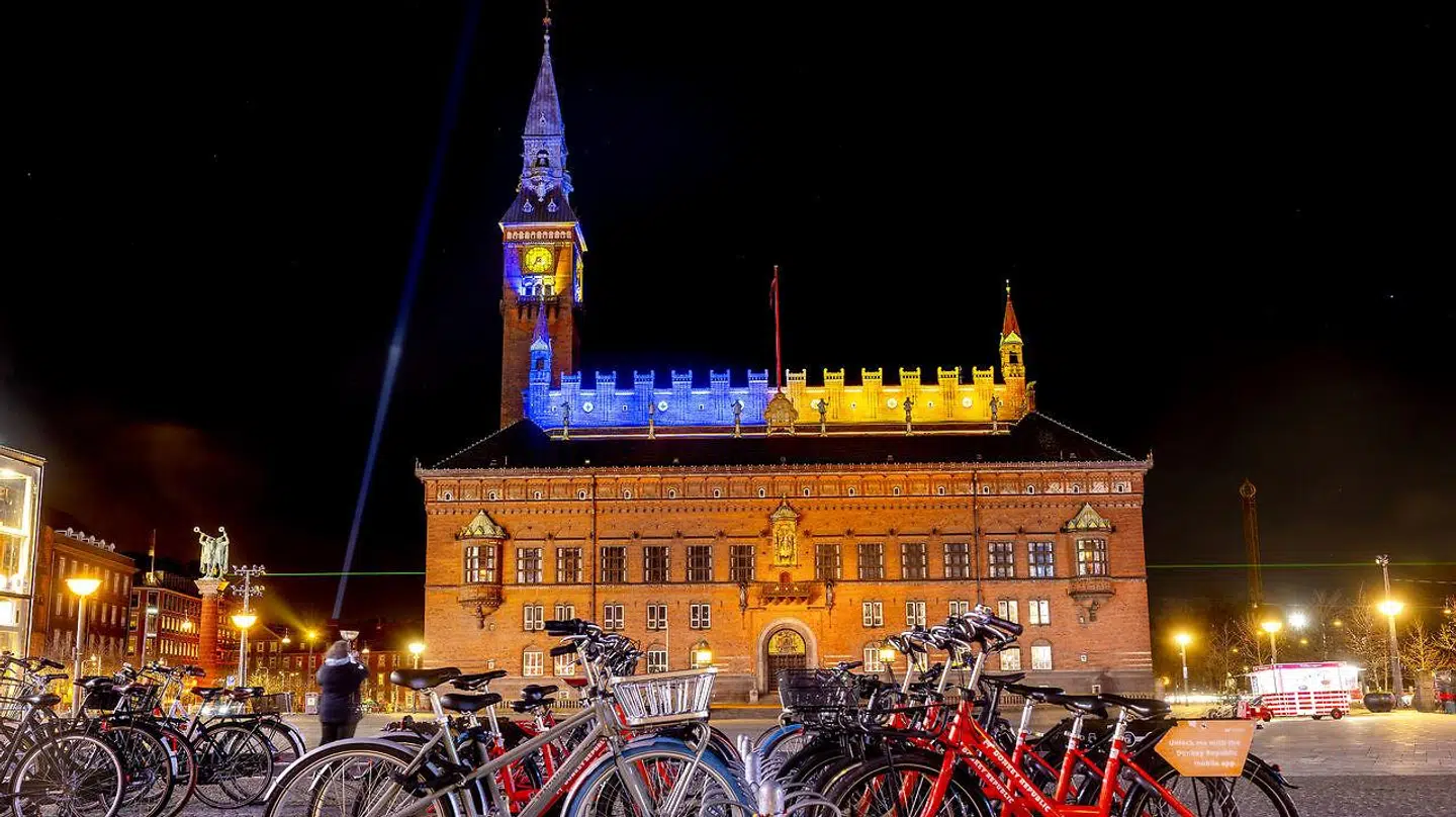 I hele verdens oplyses bygninger, monumenter, statuer mv i blåt og gult, det ukrainske flags farver, som en hilsen til den hårdt prøvede befolkning i Ukraine. Her er det Københavns Rådhus.