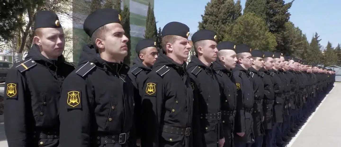 Besætningsmedlemmer fra 'Moskva' møder admiral Nikolai Yevmenov i Sevastopol. Fra video frigivet 16. april af det russiske forsvarsministerium.