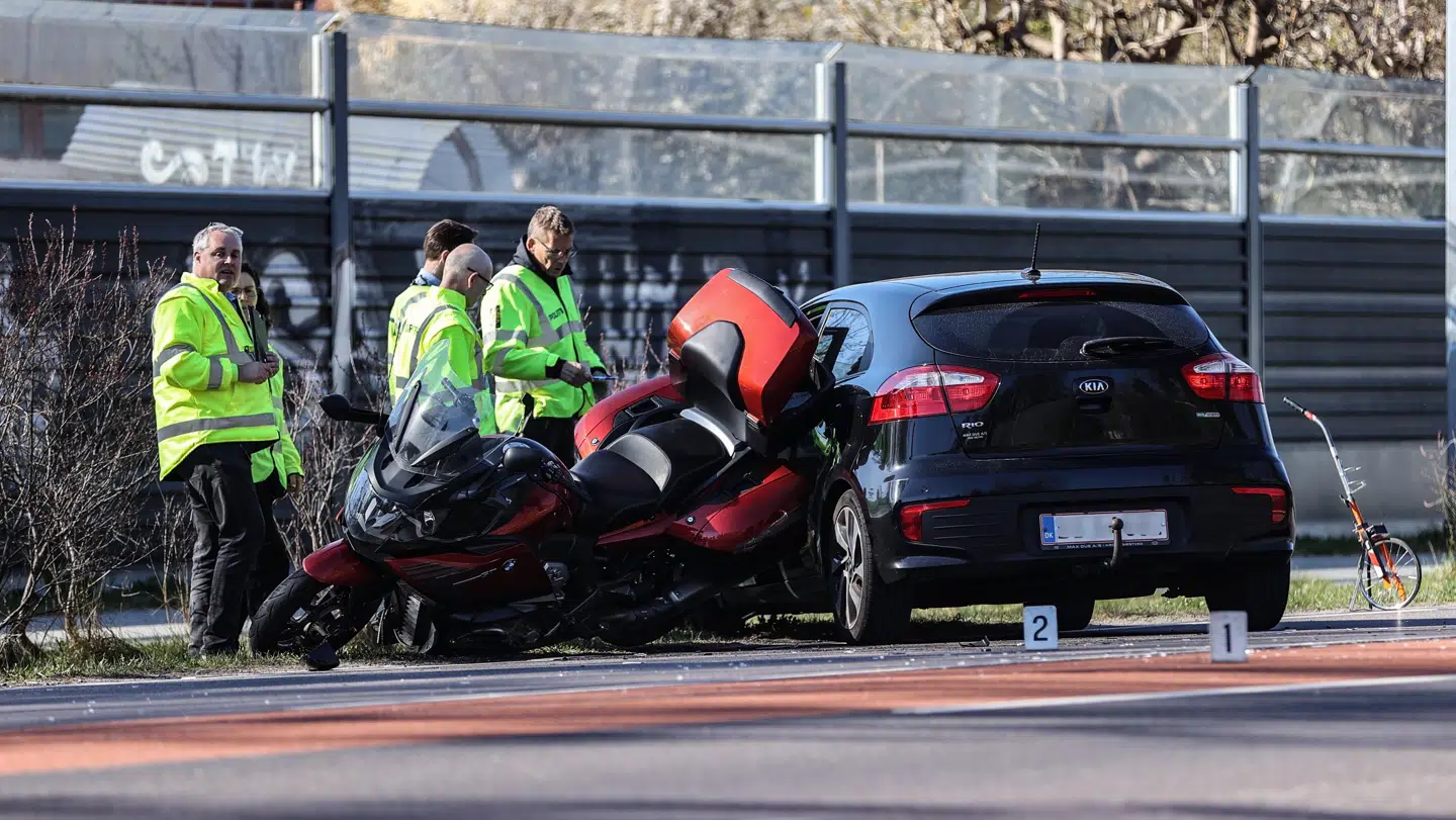 Sammenstødet var mellem en motorcykel og en personbil.