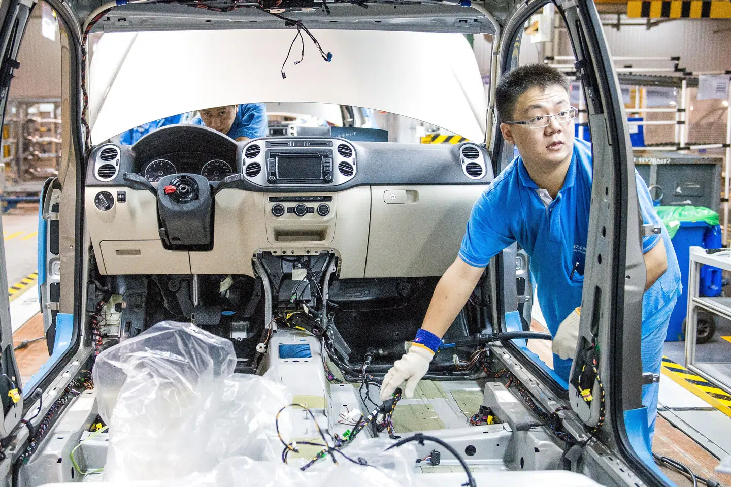 På grund af coronarestriktioner har store arbejdspladser som Volkswagens fabrik i Shanghai midlertidigt stået stille. Mandag advarer Kinas statistikbureau om, at landets økonomiske vækst står over for flere udfordringer. (Arkivfoto). Ole Spata/Ritzau Scanpix