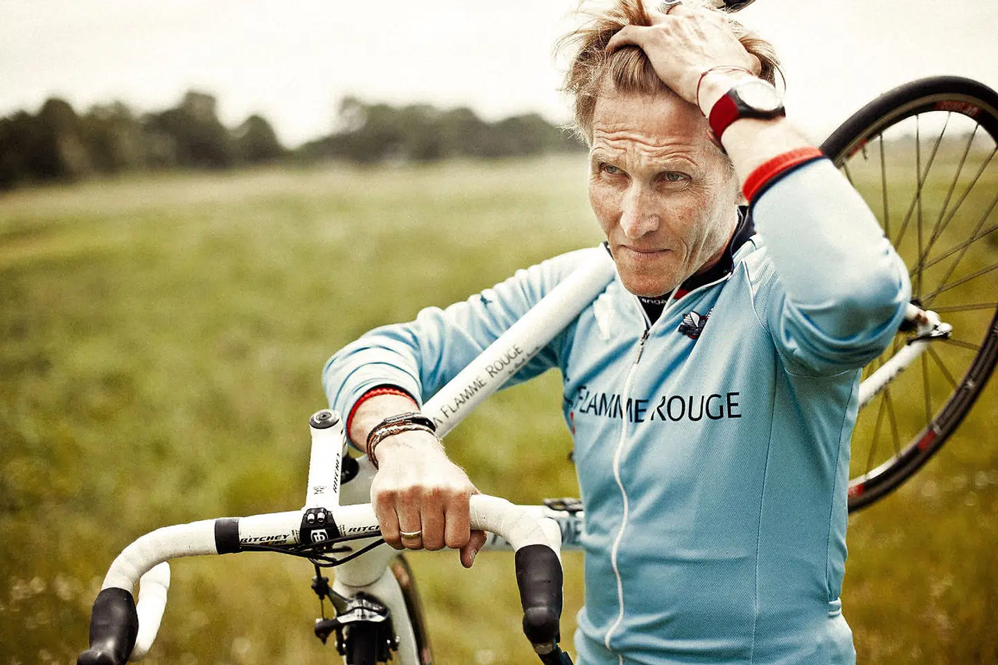 Frem til 1998 var Brian Holm professionel cykelrytter. Siden har han været kommentator og sportsdirektør.