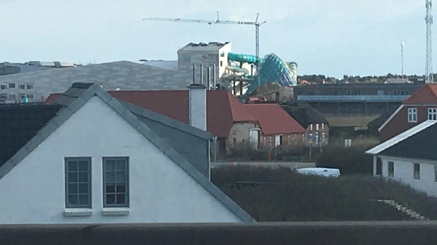 Udsigten fra Peter Tjellesens hus til Lalandia og vandrutsjebanen. Foto: Privat.