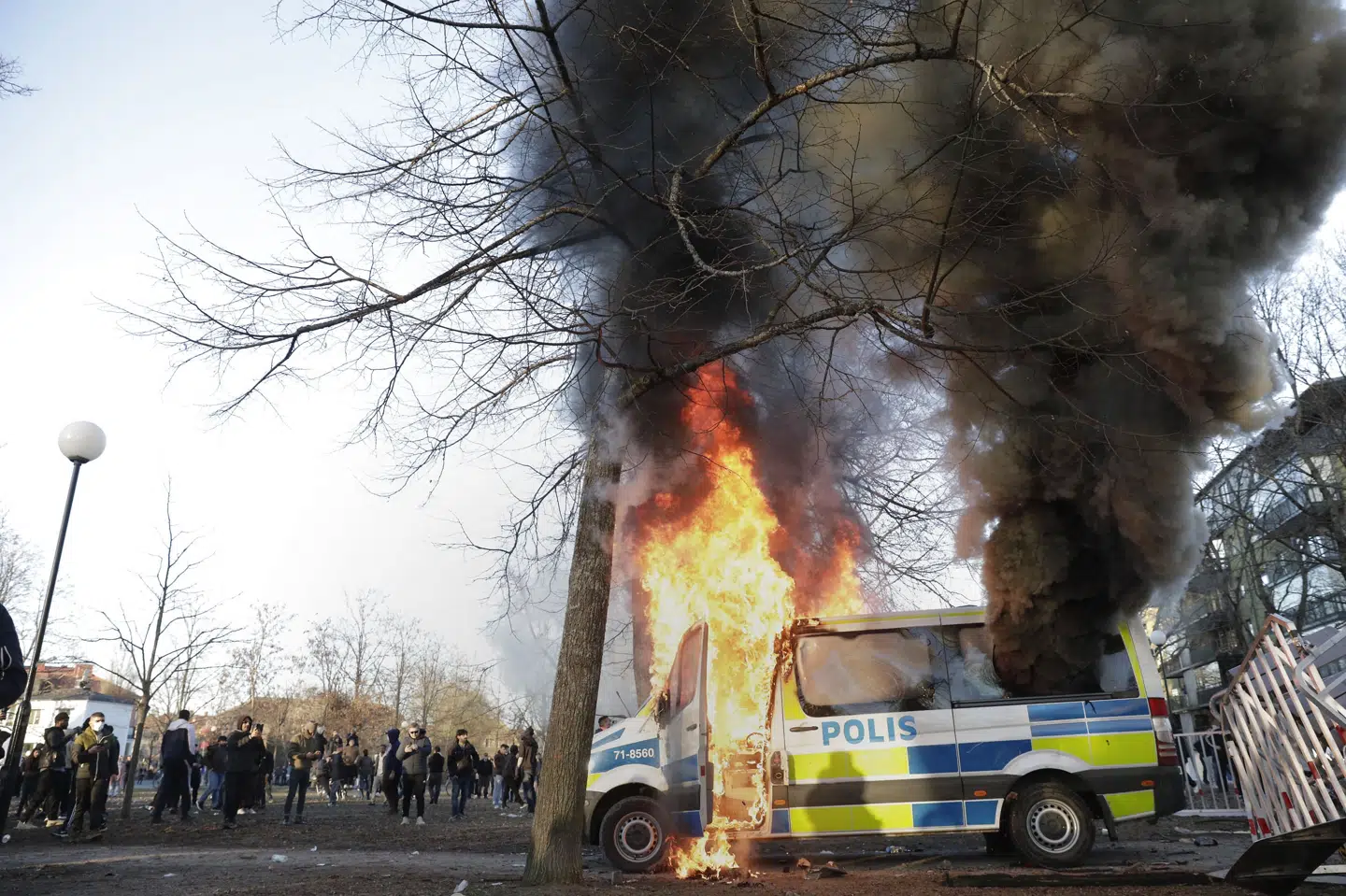 Flere politibiler stod i flammer fredag aften i Sveaparken i den svenske by Örebro. Urolighederne opstod, fordi Rasmus Paludan efter planen skulle have brændt koraner af på stedet ved en demonstration. 11380 Kicki Nilsson/Tt/Ritzau Scanpix